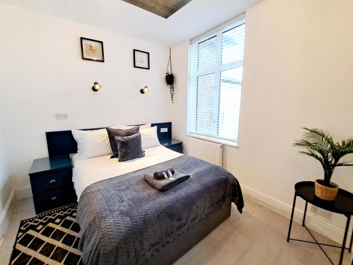 Spacious 3 Bed Apartment, En-Suites, Near Train Station! Watford  Esterno foto