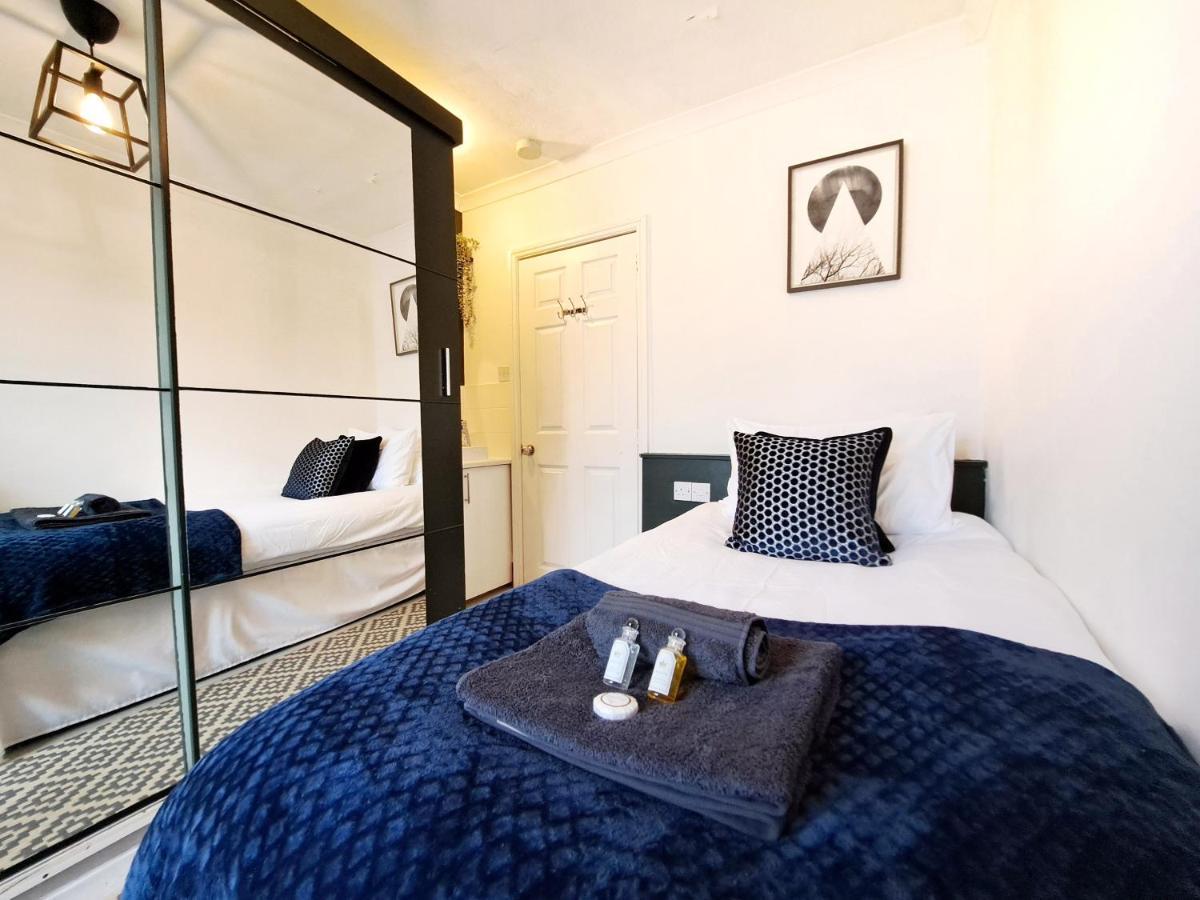 Spacious 3 Bed Apartment, En-Suites, Near Train Station! Watford  Esterno foto