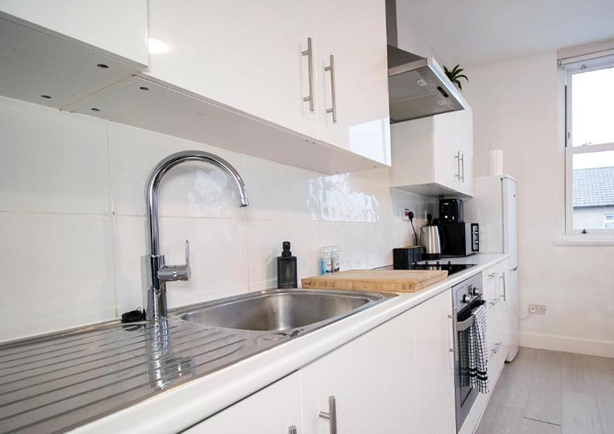 Spacious 3 Bed Apartment, En-Suites, Near Train Station! Watford  Esterno foto