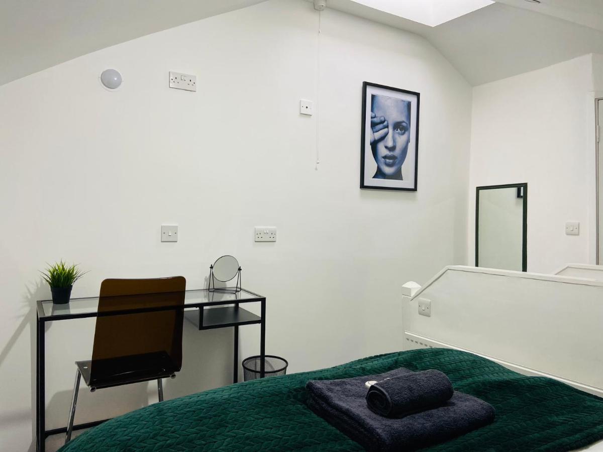 Spacious 3 Bed Apartment, En-Suites, Near Train Station! Watford  Esterno foto